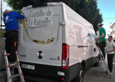 Rotulación de furgoneta de Castillo de la Estrella: montaje