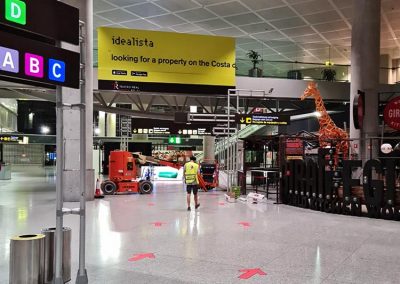 Montaje de gráfica de Idealista en el friso de llegadas del Aeropuerto de Málaga