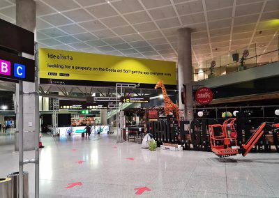 Montaje de gráfica de Idealista en el friso de llegadas del Aeropuerto de Málaga