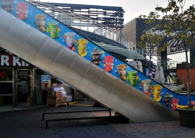 Vinilado escalera Dunkin Coffee en Madrid