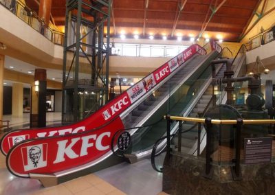 Rotulación escaleras mecánicas del CC El Ingenio con gráficas de KFC