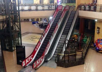 Rotulación escaleras mecánicas del CC El Ingenio con gráficas de KFC