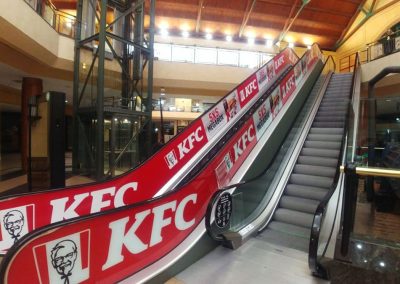 Rotulación escaleras mecánicas del CC El Ingenio con gráficas de KFC