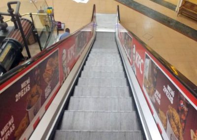 Rotulación escaleras mecánicas del CC El Ingenio con gráficas de KFC