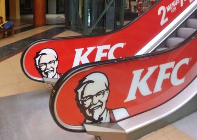 Rotulación escaleras mecánicas del CC El Ingenio con gráficas de KFC