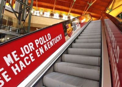 Rotulación escaleras mecánicas del CC El Ingenio con gráficas de KFC