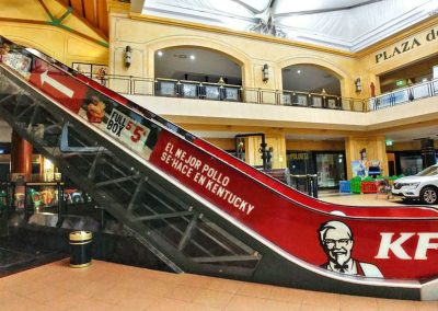 Rotulación escaleras mecánicas del CC El Ingenio con gráficas de KFC