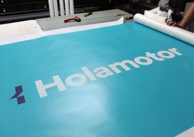 Rótulos, corpóreos con iluminación y vinilos para Holamotor