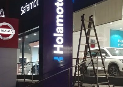 Rótulos, corpóreos con iluminación y vinilos para Holamotor