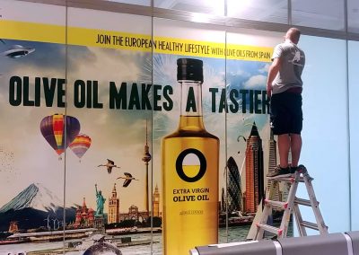 Soportes publicitarios de Olive Oil en el Aeropuerto de Málaga