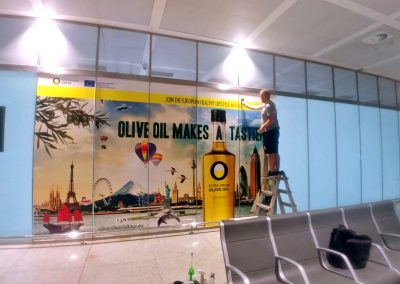 Soportes publicitarios de Olive Oil en el Aeropuerto de Málaga