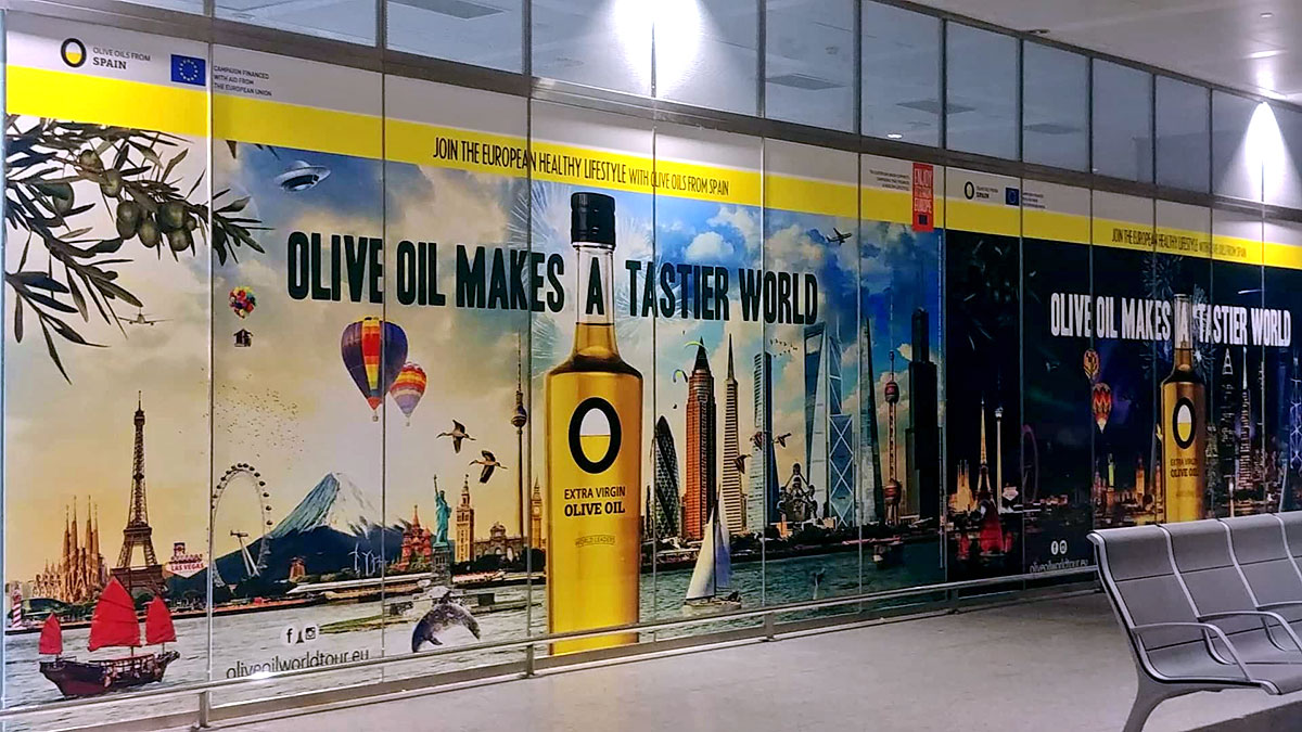 Soportes publicitarios de Olive Oil en el Aeropuerto de Málaga