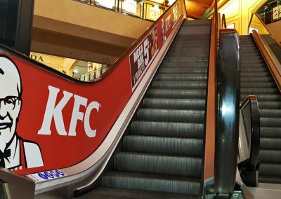 Rotulación escaleras mecánicas del CC El Ingenio con gráficas de KFC