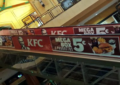 Rotulación escaleras mecánicas del CC El Ingenio con gráficas de KFC