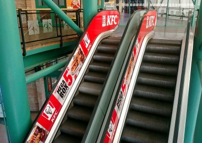 Rotulación escaleras mecánicas del CC El Ingenio con gráficas de KFC