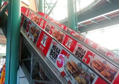 Rotulación escaleras mecánicas del CC El Ingenio con gráficas de KFC