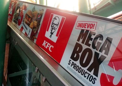 Rotulación de KFC en escaleras mecánicas del C.C. El Ingenio