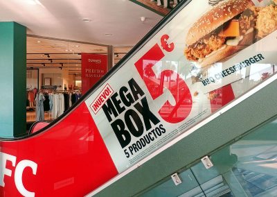 Rotulación escaleras mecánicas del CC El Ingenio con gráficas de KFC