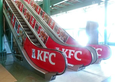 Rotulación escaleras mecánicas del CC El Ingenio con gráficas de KFC