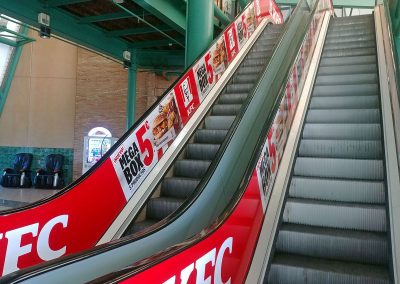 Rotulación escaleras mecánicas del CC El Ingenio con gráficas de KFC