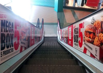 Rotulación escaleras mecánicas del CC El Ingenio con gráficas de KFC