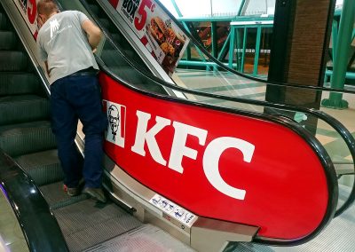 Rotulación escaleras mecánicas del CC El Ingenio con gráficas de KFC