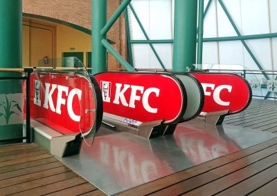 Rotulación escaleras mecánicas del CC El Ingenio con gráficas de KFC