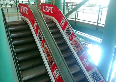 Rotulación escaleras mecánicas del CC El Ingenio con gráficas de KFC