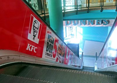 Rotulación escaleras mecánicas del CC El Ingenio con gráficas de KFC