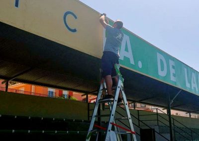 Rótulo patrocinio en el Campo Municipal Ntra. Sra. de la Fuensanta de Pizarra