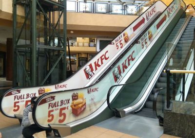 Rotulación escaleras mecánicas del CC El Ingenio con gráficas de KFC