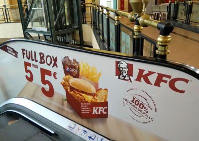 Rotulación escaleras mecánicas del CC El Ingenio con gráficas de KFC