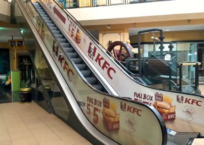 Rotulación escaleras mecánicas del CC El Ingenio con gráficas de KFC