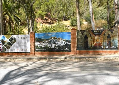 Placas promocionales de Álora en la salida del Caminito del Rey