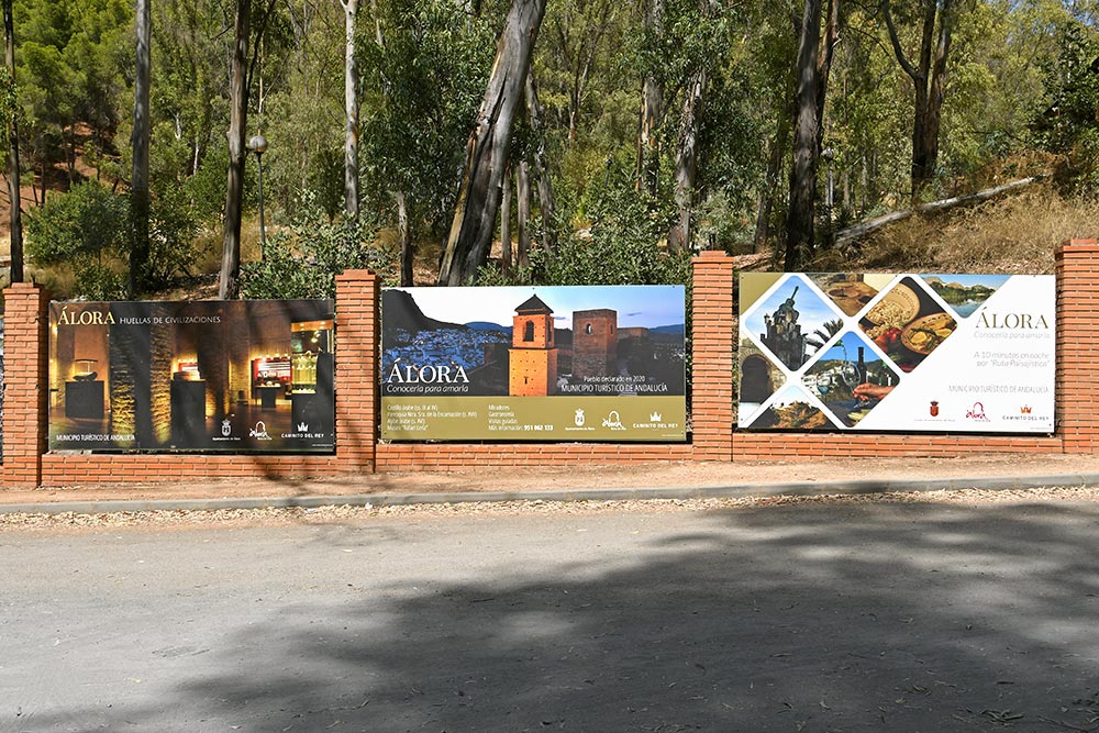 Placas promocionales de Álora en la salida del Caminito del Rey