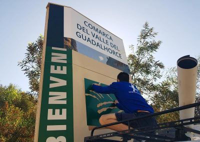 Tótem en la carretera de Pizarra y Álora al Chorro