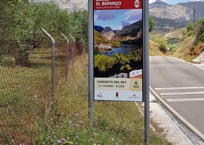 Tótems en la carretera de Álora al Chorro