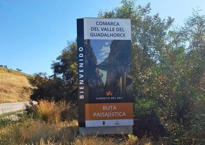 Tótem en la carretera de Pizarra y Álora al Chorro