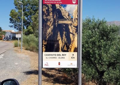 Tótems en la carretera de Álora al Chorro