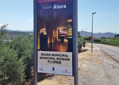 Tótems en la carretera de Álora al Chorro