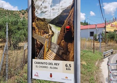 Tótems en la carretera de Álora al Chorro