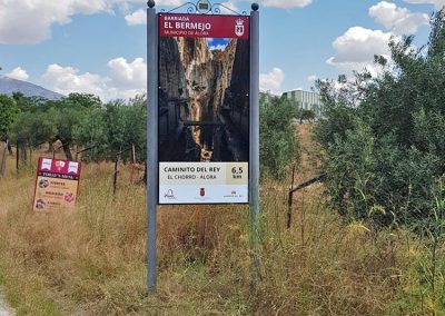 Tótems en la carretera de Álora al Chorro