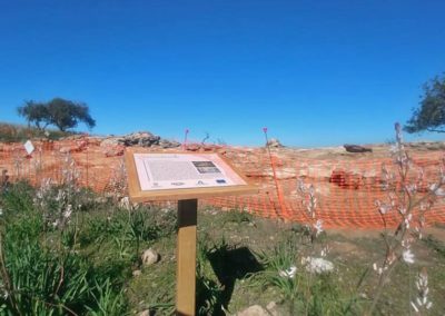 Diseño y producción de la señalización de los restos arqueológicos de Castillejos de Quintana de Pizarra