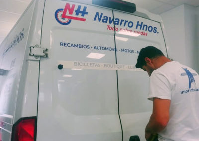 Rotulación de furgoneta de Navarro Hermanos