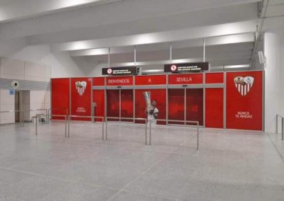 Vinilado de la nueva puerta de llegadas del Aeropuerto de Sevilla