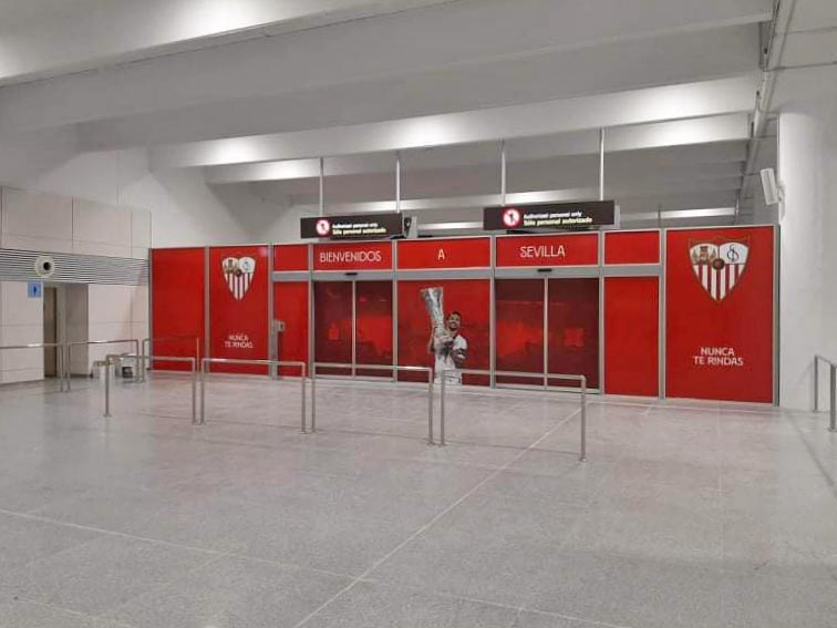 Vinilado de la nueva puerta de llegadas del Aeropuerto de Sevilla