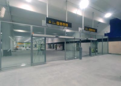 Vinilado de la nueva puerta de llegadas del Aeropuerto de Sevilla