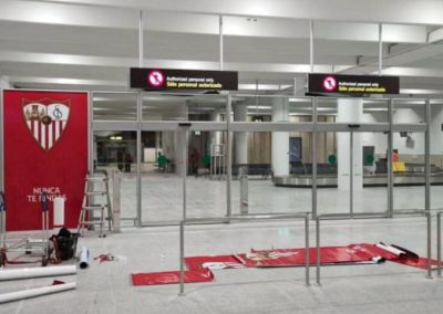 Vinilado de la nueva puerta de llegadas del Aeropuerto de Sevilla