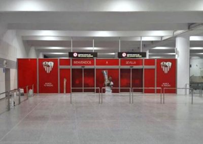 Vinilado de la nueva puerta de llegadas del Aeropuerto de Sevilla