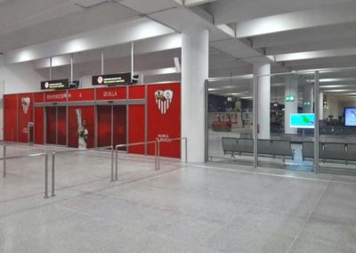 Vinilado de la nueva puerta de llegadas del Aeropuerto de Sevilla